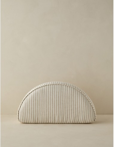 Darrow Linen Half-Disc Pillow brillant des détails fins