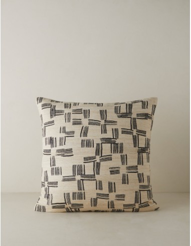 Crossmarks Silk Pillow by Élan Byrd en linge